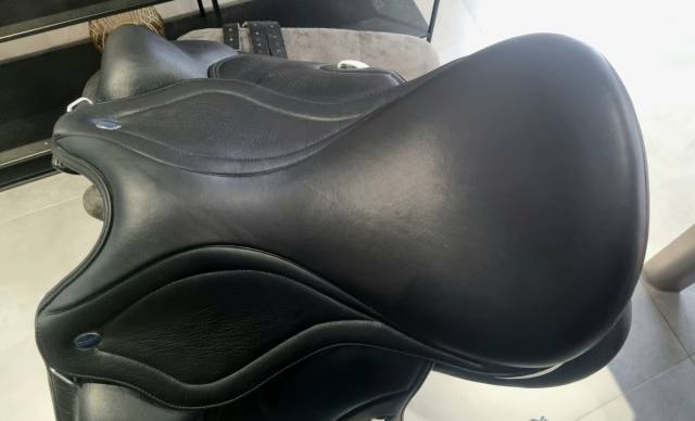 Selle Ikonic Light Dressage Mono 17"