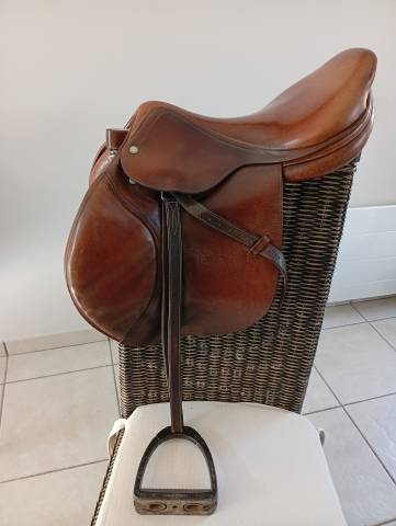 Lot complet : Selle CWD SE02 17,5" + &eacute;triers + housse