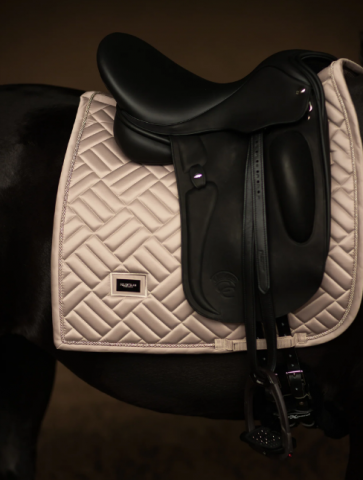 Tapis de selle Modern Sand DRESSAGE - EQUESTRIAN STOCKHOLM