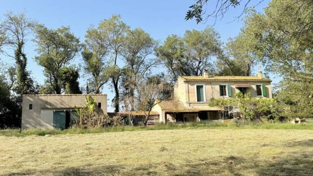 Propriété agricole de caractère aux portes de fontvieille -