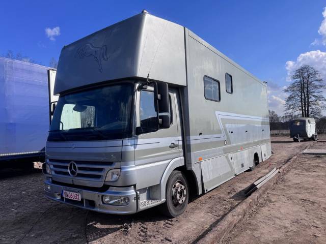 Mercedes atego 4 horses 
