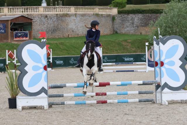 Demi pension sur gentil poney d polyvalent
