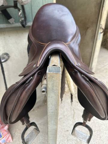 Selle childeric Taille 18 Si&egrave;ge semi creux   2010 