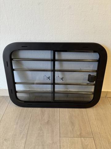 Fenêtre coulissante avec grille de protection chevaux - 600x400 m