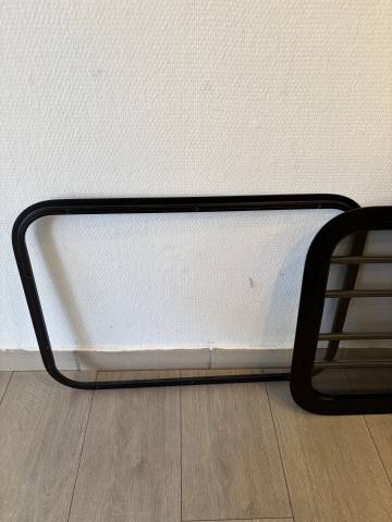 Fen&ecirc;tre coulissante avec grille de protection chevaux - 600x400 m