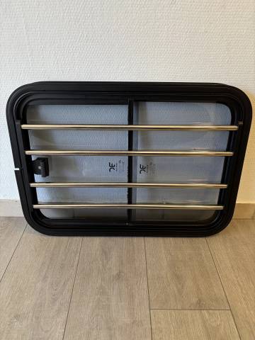Fen&ecirc;tre coulissante avec grille de protection chevaux - 600x400 m