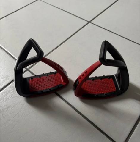 &Eacute;trier Free jump rouge et noir   Taille enfants