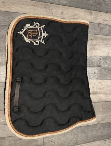 Tapis Pénélope noir et camel taille cob 