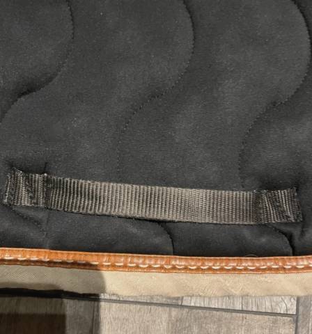 Tapis P&eacute;n&eacute;lope noir et camel taille cob 