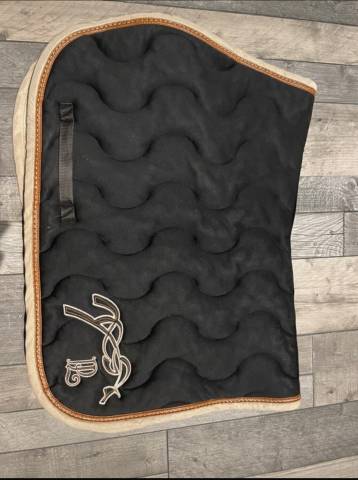 Tapis P&eacute;n&eacute;lope noir et camel taille cob 