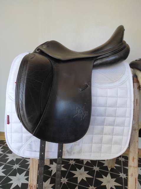 Selle de dressage Prestige &agrave; vendre 