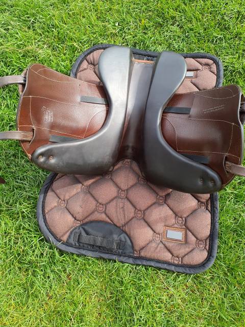 Magnifique selle de dressage aachen forestier
