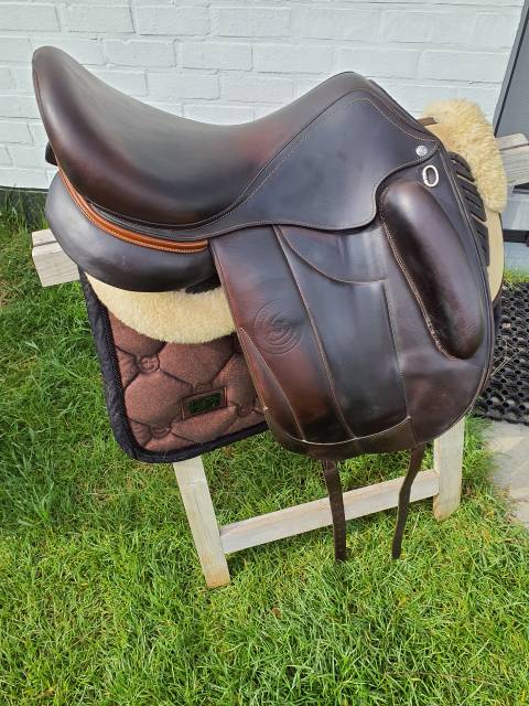 Magnifique selle de dressage aachen forestier