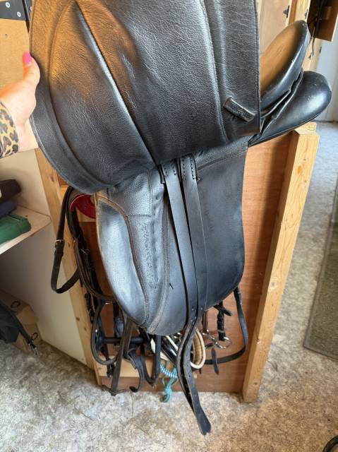 Selle dressage cuir noir 