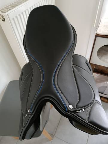 Selle Norton synth&eacute;tique 17.5"