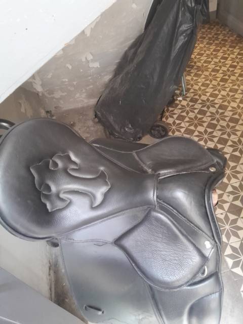 Selle dressage neuve 17 pouce cuir parfait etat
