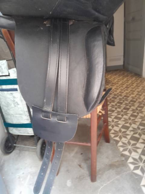 Selle dressage neuve 17 pouce cuir parfait etat