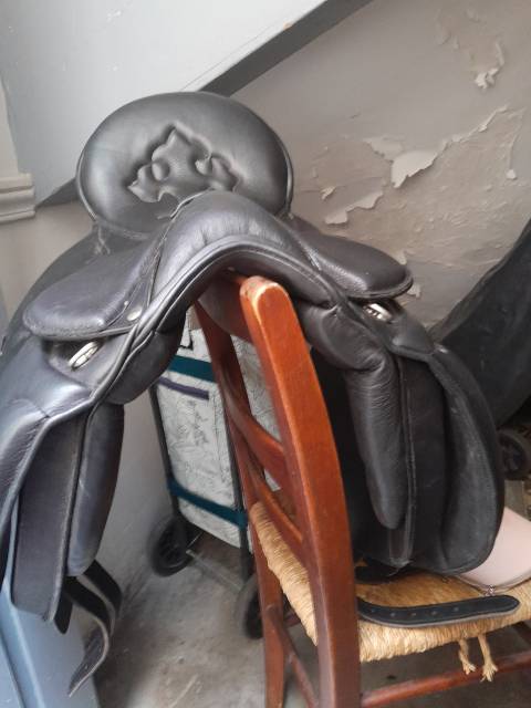 Selle dressage neuve 17 pouce cuir parfait etat