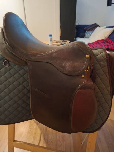 Selle d'obstacle en cuir brun