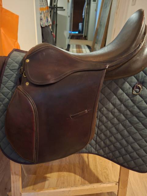 Selle d'obstacle en cuir brun