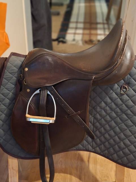 Selle d'obstacle en cuir brun