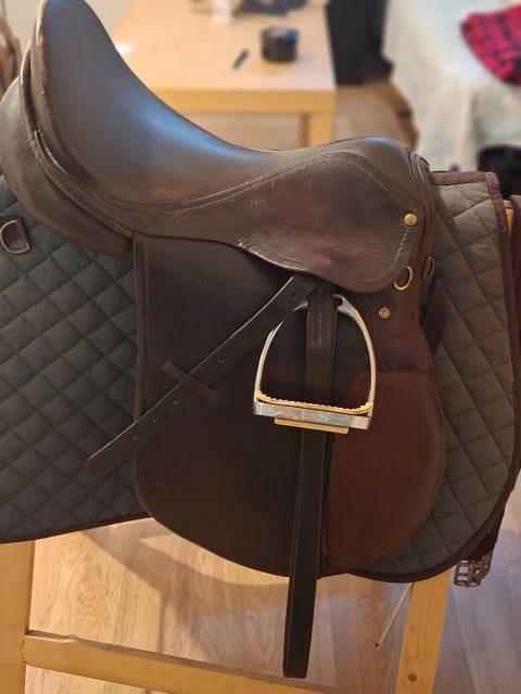 Selle d'obstacle en cuir brun