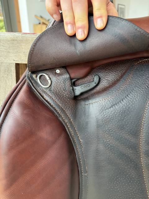 Selle CWD close contact SE03 17 pouces quartiers 2L