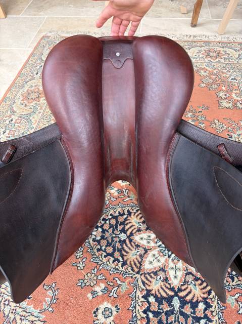Selle CWD close contact SE03 17 pouces quartiers 2L