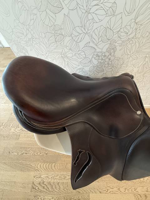 Selle ANTARES mod&egrave;le contact 17 pouces 