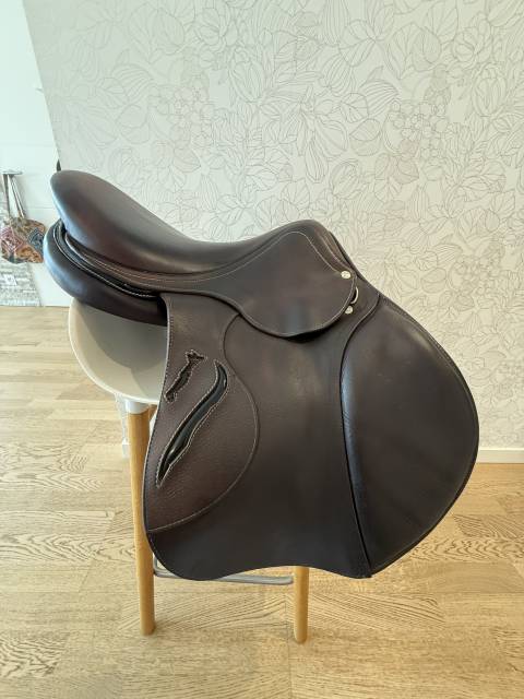 Selle ANTARES mod&egrave;le contact 17 pouces 