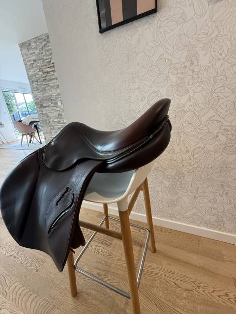 Selle ANTARES mod&egrave;le contact 17 pouces 