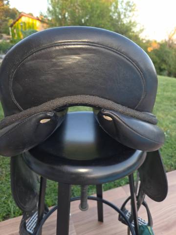Selle dressage Makila S DEVOUCOUX TBE  17.5 + &eacute;triers