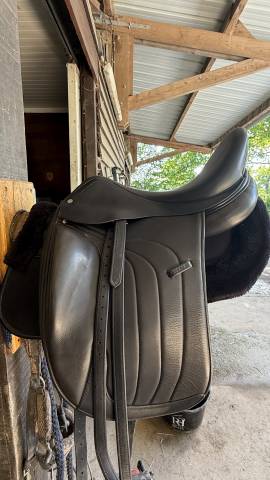Selle de dressage antarès avec cuir altaïr