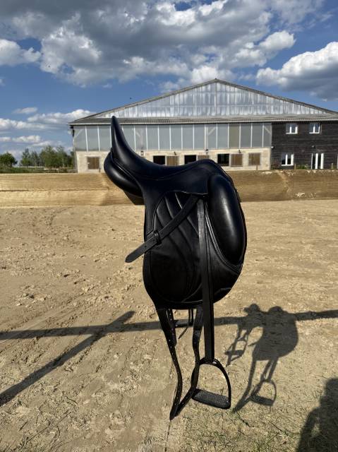 Selle de dressage GBS 17 pouces 