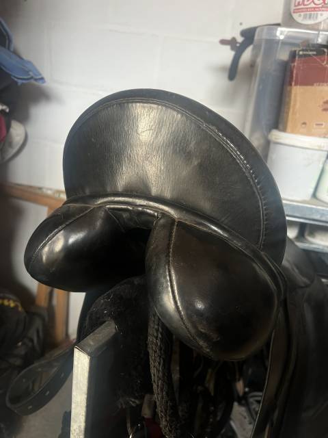 Selle dressage 17,5" noir quartier taille M&eacute;dium 