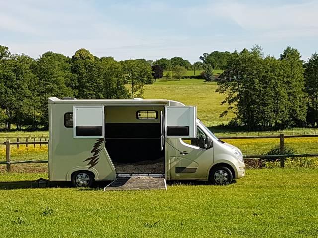 Camion à chevaux 3t5 2 places