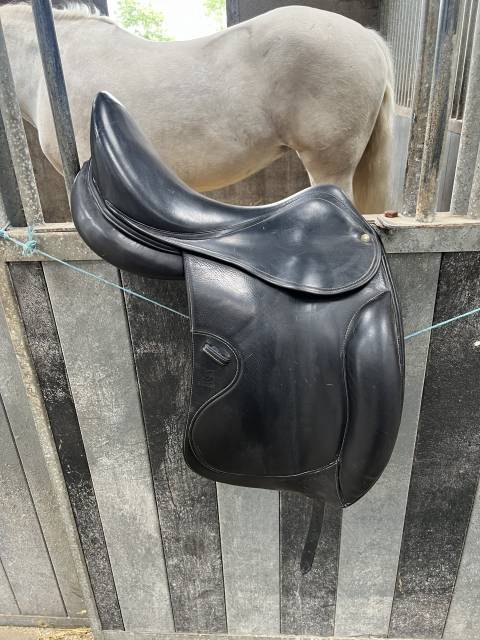 Selle de dressage 