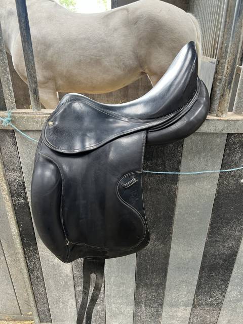 Selle de dressage 