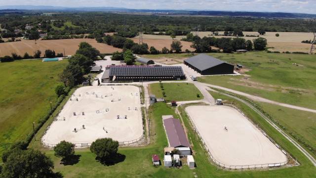 Etablissement equestre en activite sur 17 ha - région