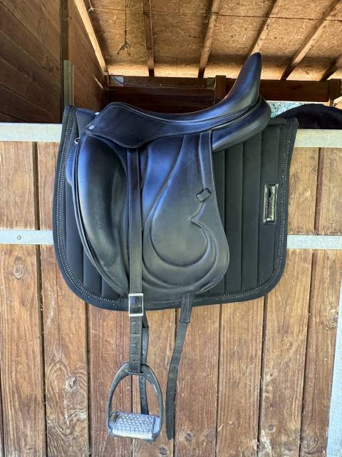 Selle de dressage Antar&egrave;s 18&rdquo; Quartier 4 + accessoires