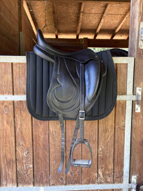 Selle de dressage Antar&egrave;s 18&rdquo; Quartier 4 + accessoires
