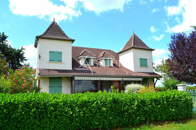 Grande maison traditionnelle avec dépendances agricoles sur 9 h