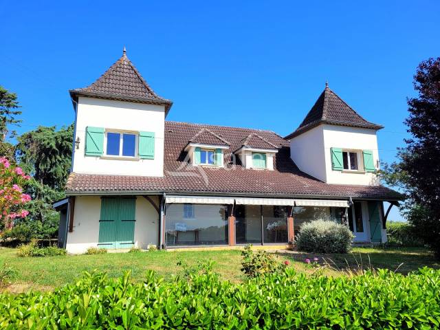 Grande maison traditionnelle avec dépendances agricoles sur 9 h