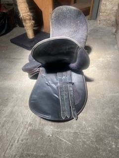 Selle d'eqitation en cuir marron, tres bon etat, 
