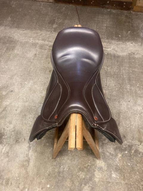 Selle d'eqitation en cuir marron, tres bon etat, 