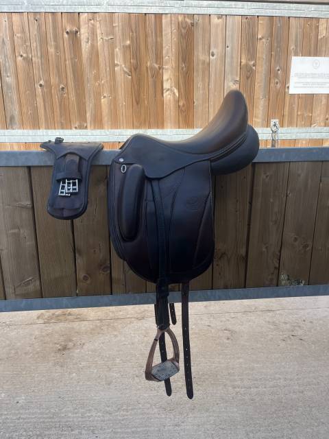 Selle de dressage toute &eacute;quip&eacute;e 