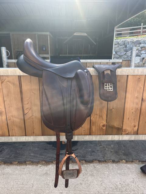 Selle de dressage toute &eacute;quip&eacute;e 
