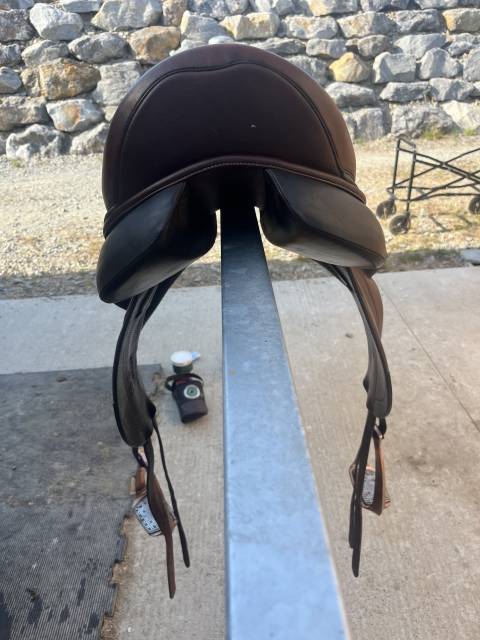 Selle de dressage toute &eacute;quip&eacute;e 