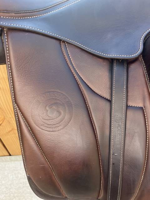 Selle de dressage toute &eacute;quip&eacute;e 
