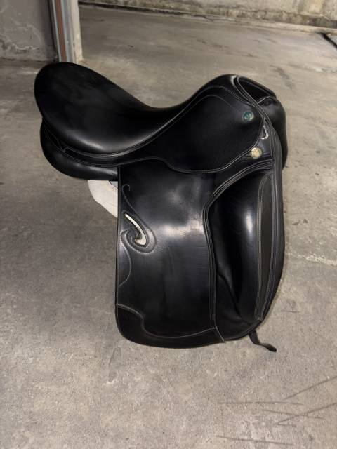 Selle de dressage 